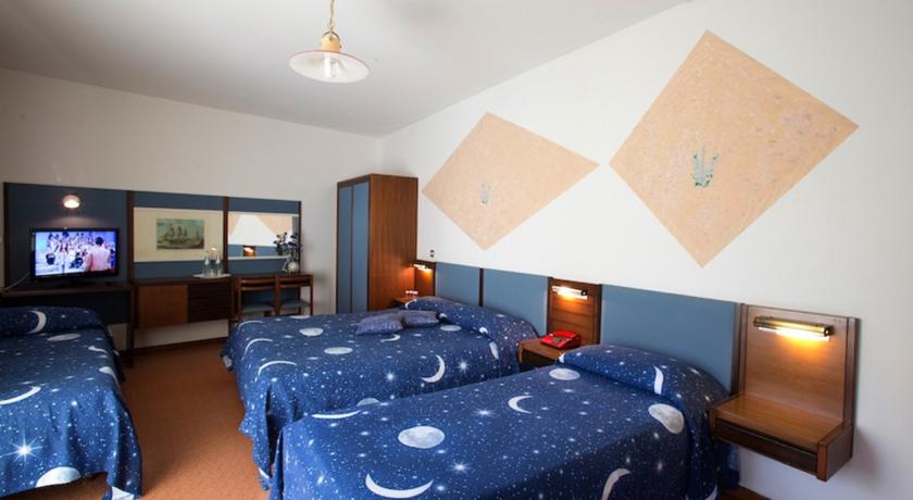 camera in hotel vicino al mare a Grado