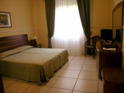 Camera doppia matrimoniale arredata in ciliegio o rovere