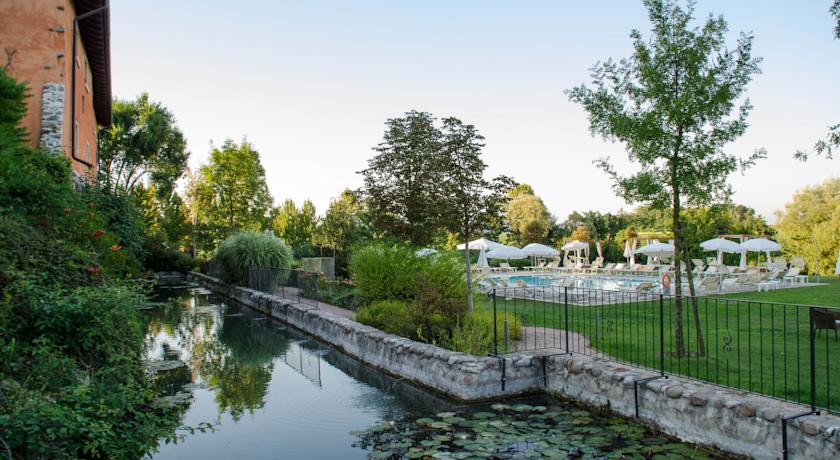 esterno della struttura con piscina