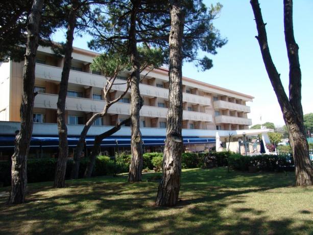 Struttura esterna dell'hotel con giardino  