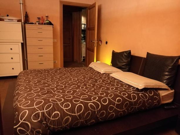 Giardinetto con tavoli e sedie del B&B