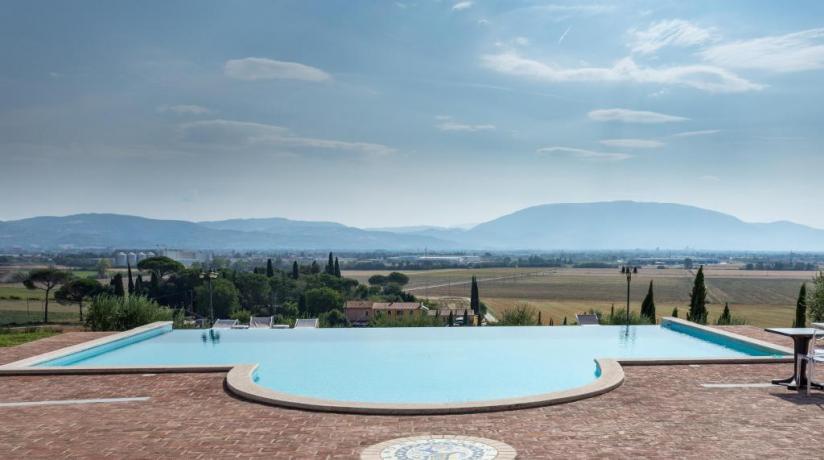 Piscina con vista panoramica su monte Subasio