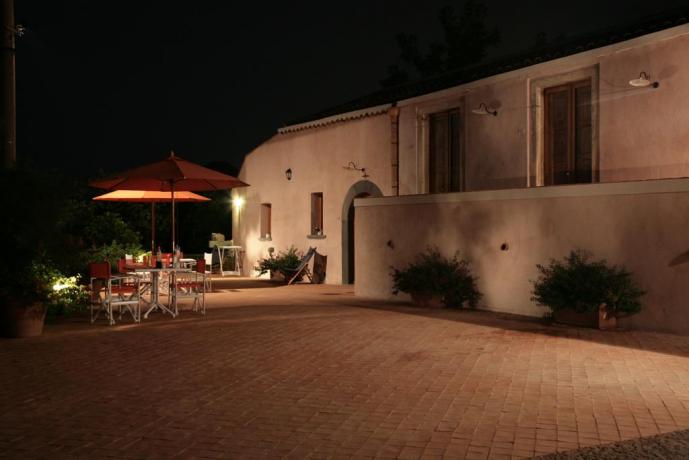 Corte esterna attrezzata in agriturismo in Sicilia