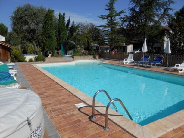 piscina esterna dell'agriturismo 