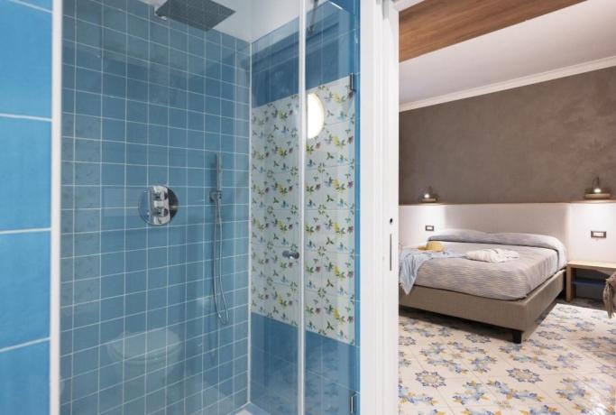 Camere spaziose con grande bagno con doccia 
