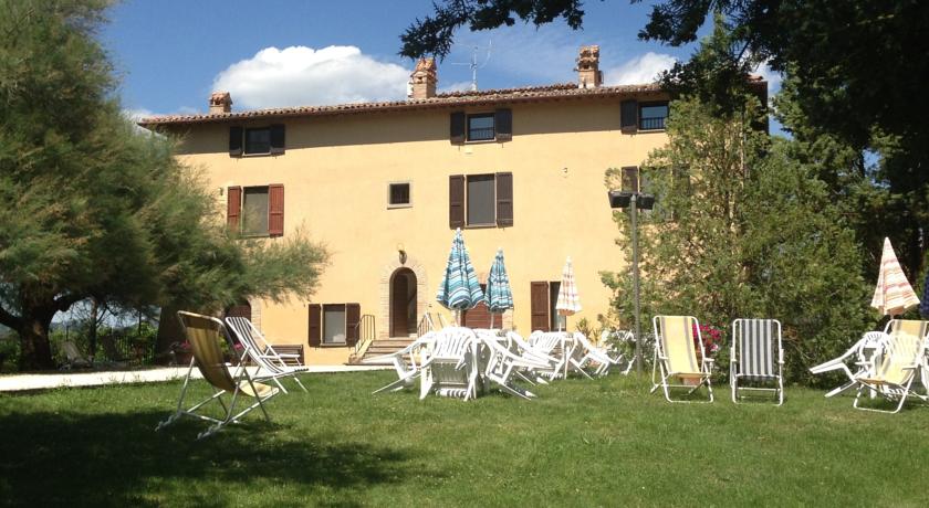 Casale con appartamenti vacanza a Gubbio