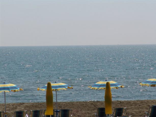 Vista mare dalla spiaggia  