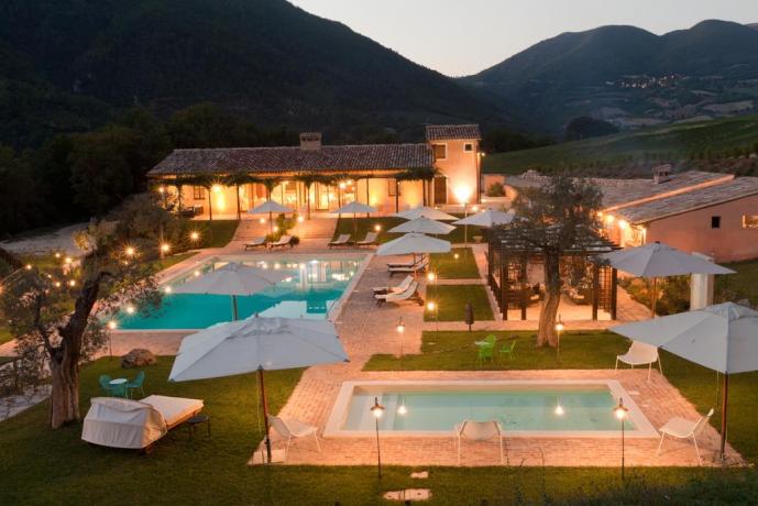 Agriturismo vista panoramica con Piscina in Umbria 