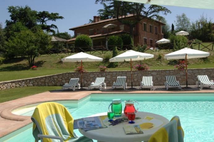 Aperitivo a bordo piscina vicino al Trasimeno 