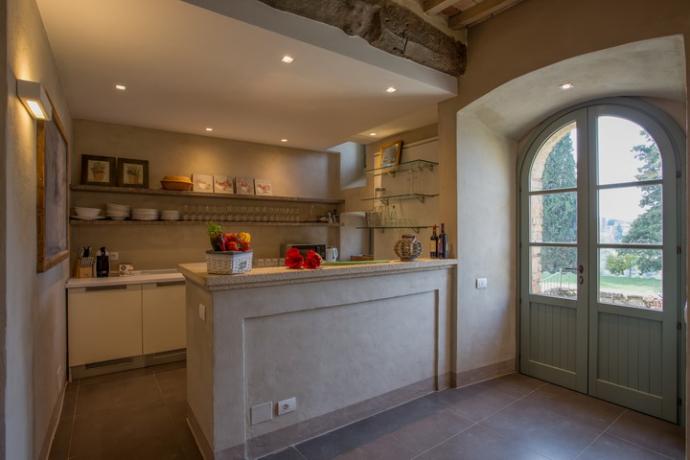 cucina attrezzata della villa con vista sul trasimeno 