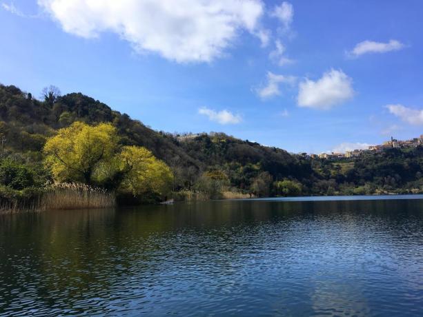 Lago di Nemi con vista Genzano di Roma
