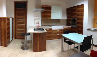 Produzione e vendita cucine componibili in legno massello. Cucine in legno massello moderne