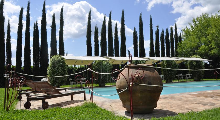 piscina esterna con ombrelloni e sdragli a spello 