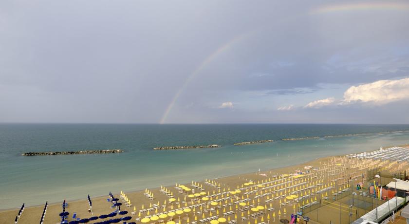 Hotel con spiaggia attrezzata a Pesaro