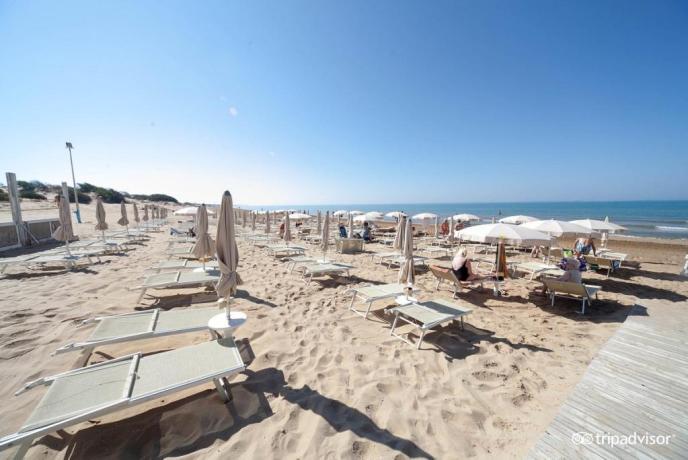 Spiaggia sabbia lettini-ombrelloni Villaggio-Ispica 