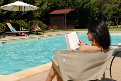 Piscina aperta in estate con sdraio e ombrelloni