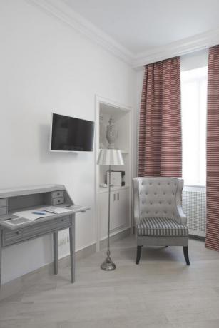 Scrivania TV schermo piatto suite hotel Finale Ligure