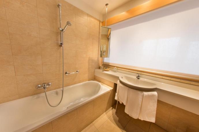 Bagno camera con ampia vasca Hotel Torino