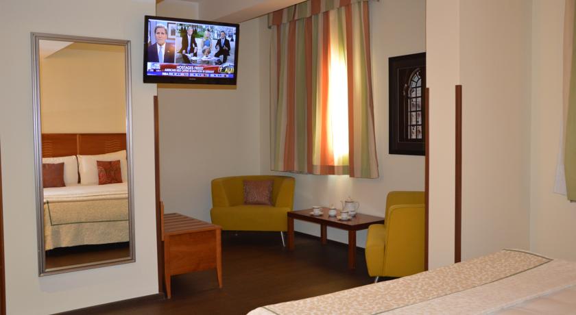 Salottino in Junior Suite e Sky Tv