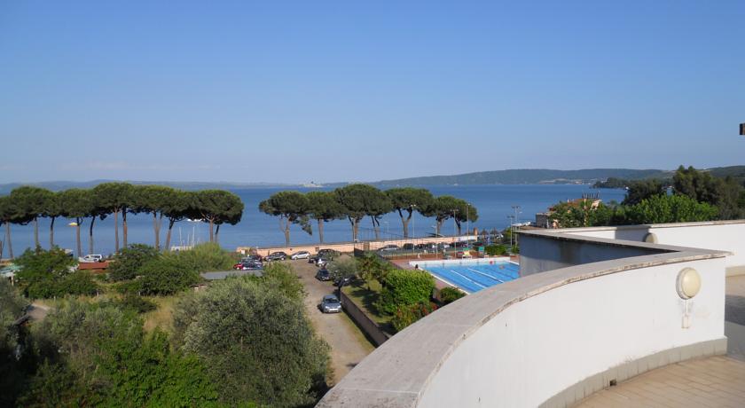 Panorama della Piscina all'Hotel Benessere di Bracciano