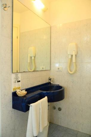 Bagno camera spazioso in Hotel a Misano