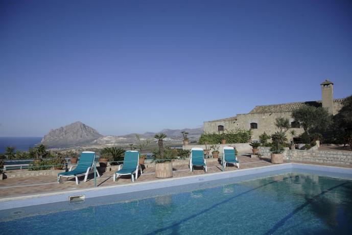 Piscina con Solarium vista Erice-Sicilia