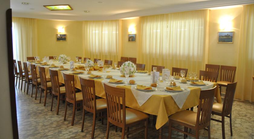 Ampia sala ristorante 