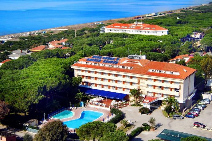 Hotel villaggio sul mare di Baia Domizia, 2 Piscine adulti e bambini, Campo Tennis e Spiaggia privata 