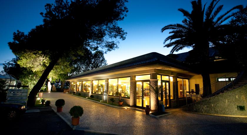 Ristorante Biologico, Spiaggia privata, piscina, maneggio, centro sportivo