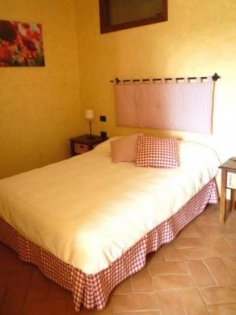 Camera con letto matrimoniale
