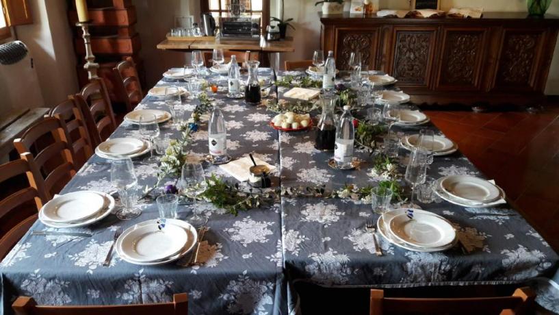 La tavola imbandita per la cena