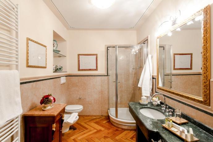 Bagno camera moderno con grande box doccia