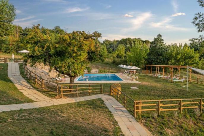 Borgo vicino Assisi con 2 piscine 