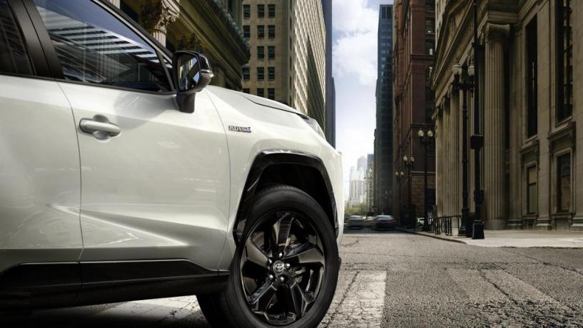 noleggio lungo termine suv ibrido Toyota rav4