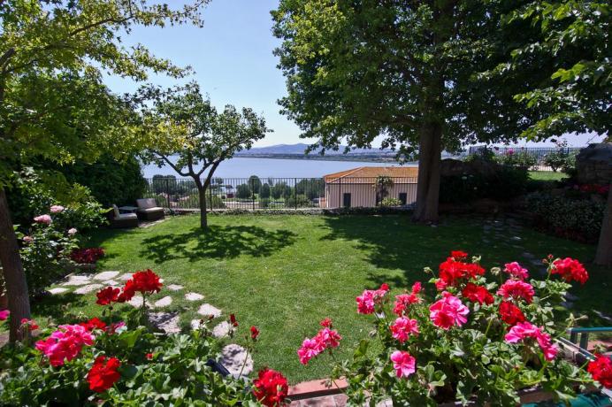 Giardino del B&B e vista panoramica del Trasimeno 