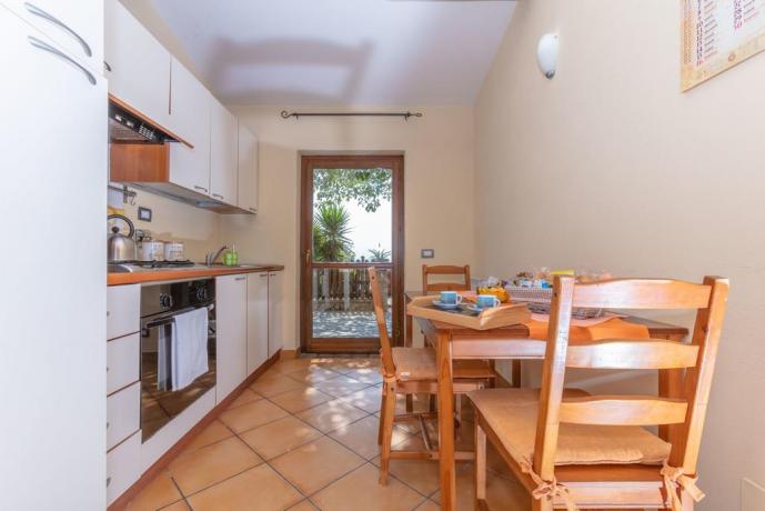 Cucina in appartamento completa di stoviglie