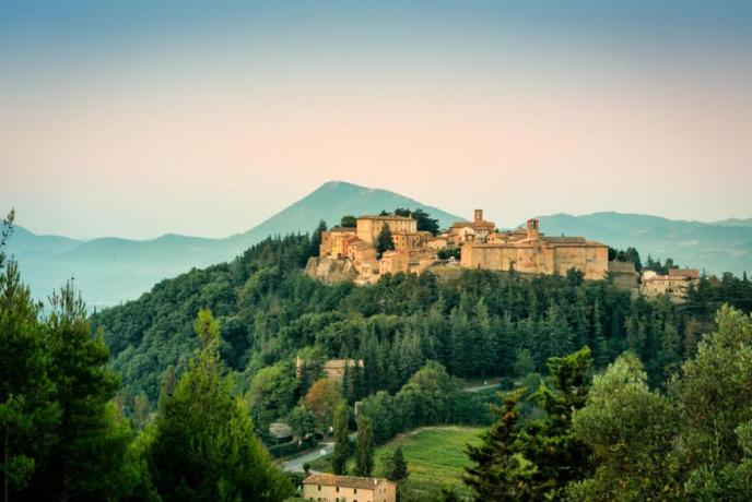 Appartamenti Piscina e Ristorante vicino Montone 