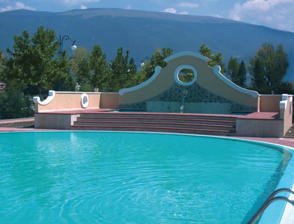 Piscina esterna in relais con terme a Spello