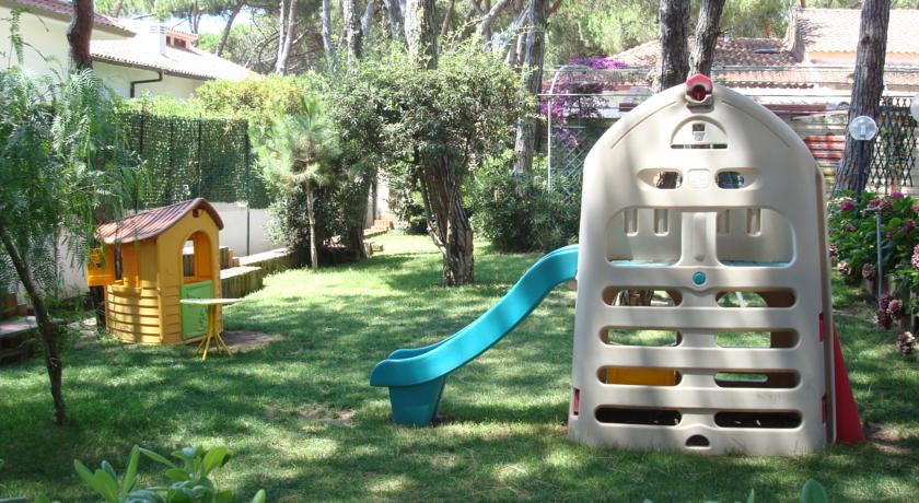 Giochi per bambini nel giardino dell'Hotel