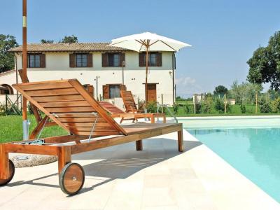 Piscina esterna attrezzata