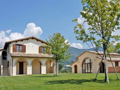Casale con appartamenti ad Assisi