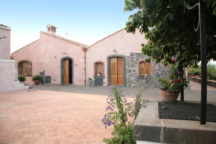 Agriturismo con case rurali ristrutturate vicino all'Etna