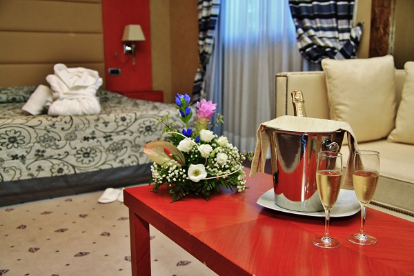 Hotel 4 stelle dotato di posizione privilegiata e di terrazza panoramica con piscina, Ideale per Gruppo o la Famiglia