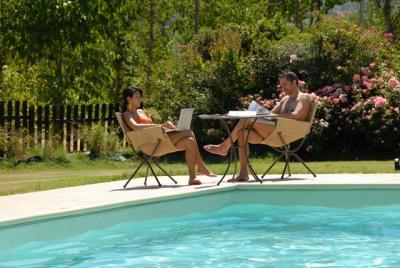 Piscina immersa nel parco dell'agriturismo