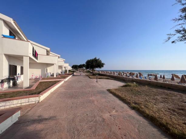 Resort con Piscina e Spiaggia Privata a Ragusa 
