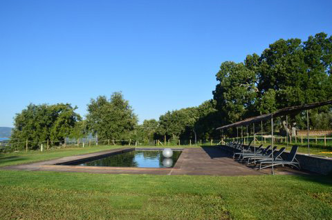 Casale con appartamenti e piscina a Bolsena