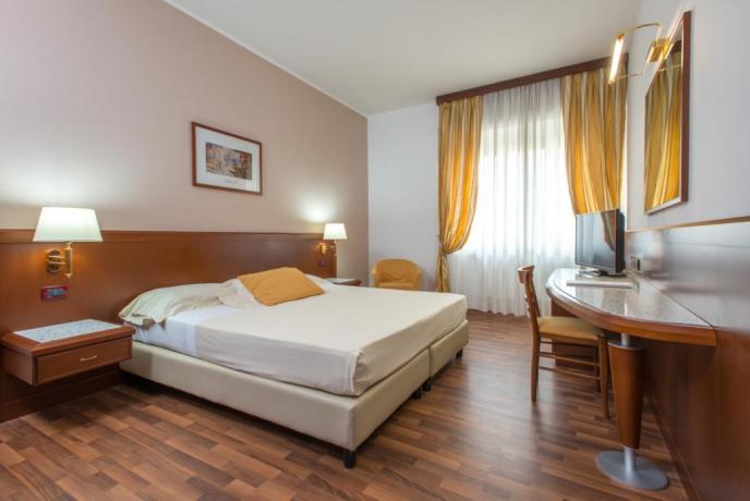 Camere matrimoniali in Calabria, ristorante, piscina e solarium