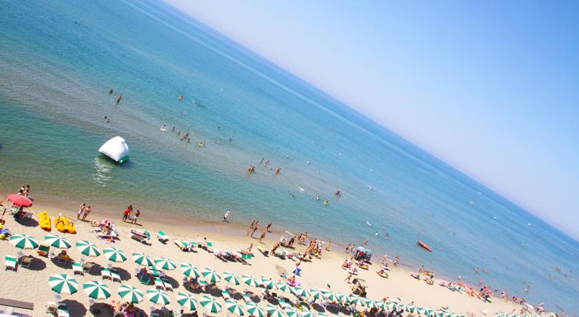 Hotel con Piscina sulla Spiaggia di Anzio
