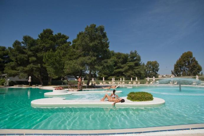 Piscina centrale con isola Hotel Castellaneta-marina Puglia 