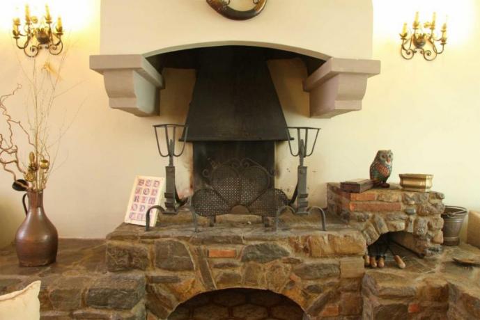 Antico caminetto in soggiorno villa in Umbria